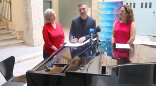 Els pianistes Sofia Cabruja i Carles Lama amb la directora dels serveis territorials de Cultura a Girona, Isabel Bernal, en la presentació