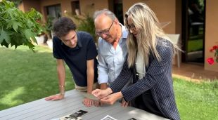 La neboda d'Antoni Rossell Terris ensenyant fotografies del seu avi