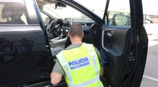 Un mosso del GRD de Girona en un dels vehicles inspeccionant-lo