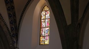 El vitrall de Sant Pere que el taller Can Pinyonaire ha fet a partir del disseny de Rafael Masó per l'església de Verges