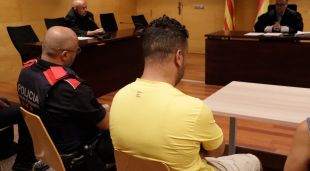 D'esquenes i custodiat pels Mossos, el condemnat per intentar violar la companya de pis a Figueres