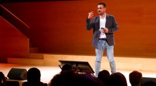 L'alcalde de Girona, Lluc Salellas, durant la conferència a l'Auditori on ha explicat els projectes de futur per a la ciutat