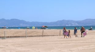 Turistes a la platja de Sant Pere Pescador