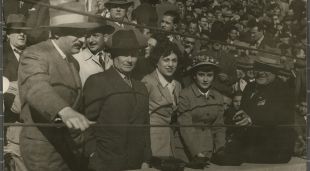 1949. Cursa de braus a la Monumental de Barcelona amb Rafael Santos Torroella, Joan Miró, María Teresa Bermejo, María Dolors Miró i Adriano del Valle