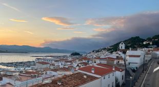 El fum de l'incendi de Ribauta arribant fins al Port de la Selva