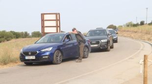 Un agent rural indica l'accés restringit al Parc Natural del Cap de Creus a un dels vehicles que intentava accedir-hi