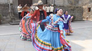 Membres de la companyia artística Cuezcomatl de Mèxic, avui a Olot