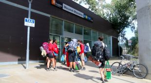 Usuaris entrant a l'estació de Maçanet-Massanes