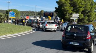 Manifestants a la rotonda d'entrada al Voló