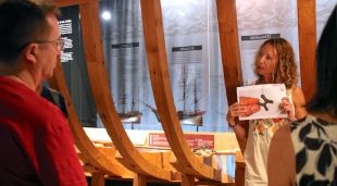La guia Ana Peña durant la visita especial al Museu del Mar explicant el passat negrer del municipi