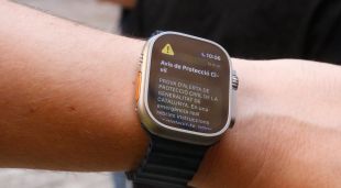 Un rellotge intel·ligent amb el missatge de Protecció Civil a Girona