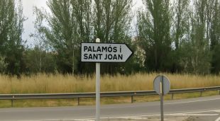 Un cartell d'entrada al municip amb el topònim Sant Joan afegit