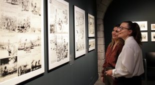Dues visitants mirant l'exposició Còmics al CaixaFòrum de Girona
