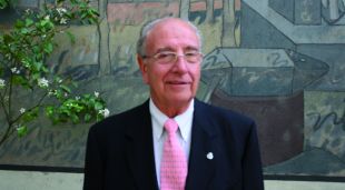Miquel Oliveras, l'any 2008 a la seu del Col·legi davant del mural que va realitzar la seva filla Clara Oliveras