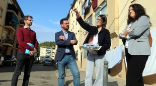 Lluc Salellas, Sergi Font, Núria Riquelme i l'arquitecta responsable del pla, davant els pisos sindicals del Pont Major