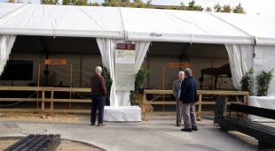 A la zona on l'any passat hi havia els animals, l'ajuntament hi ha instal·lat una carpa amb jocs pels infants