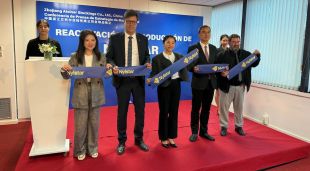 Autoritats i propietaris de l'empresa Aixiner en la inauguració