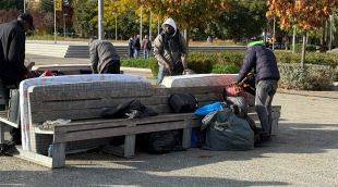 Membres del campament a Girona recollint les seves pertinences, aquest matí
