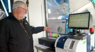 El gerent del celler Empordàlia, Simó Casanovas, amb l'ordinador que rep les dades del nou sistema amb intel·ligència artificial