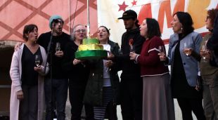 Els llibreters i membres de l'Ajuntament, bufant les espelmes