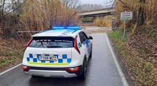 La Guàrdia Municipal de Vilafant tallant la carretera de Borrassà