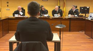 D'esquenes, el condemnat per violar una amiga menor d'edat en un pis de Girona