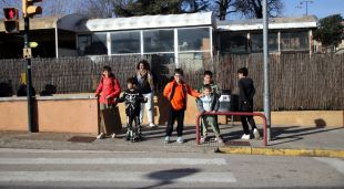 Infants esperant per travessar la carretera de Corçà