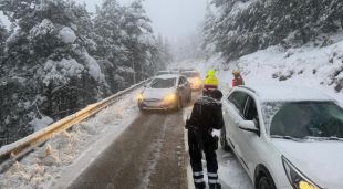 Mossos d'Esquadra i Bombers ajudant als conductors atrapats