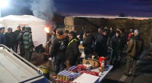 Alguns pagesos es preparen per passar la nit a l'AP-7 amb una estufa d'oli i generadors