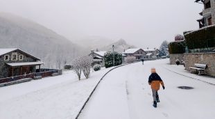 El municipi de Llanars (Ripollès) s'ha llevat aquest matí cobert de neu
