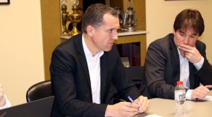 El conseller Ordeig durant la reunió a l'Ajuntament de Bàscara