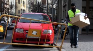 Membres de l'Agència Tributària escorcollant el Xaloc (arxiu)