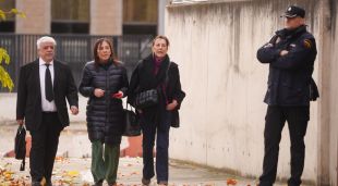 Mercè Gironès amb el seu advocat, Oriol Rusca, arribant a l'Audiència Nacional