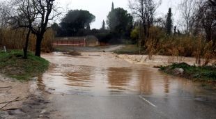 El pas del riu Manol tallat a l'altura del Pont del Príncep a l'entrada de Figueres