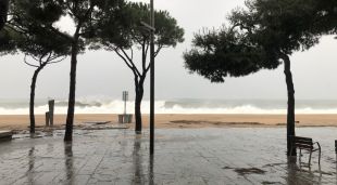 La llevantada, aquest matí al passeig marítim de Platja d'Aro