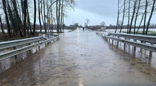 Imatge del final del pont de Verges completament ple d'aigua