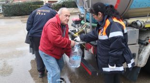 Un veí de Sils agafa aigua d'un camió cisterna