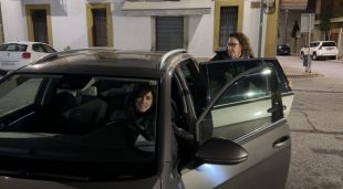 Una dona puja al cotxe d'una altra a l'estació de Sils per anar cap a Barcelona perquè els trens no funcionen