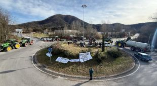 La rotonda d'accés a Bracons tallada amb tractors