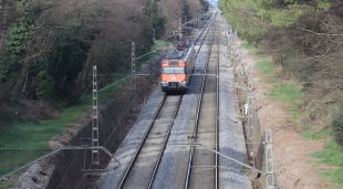 Un tren de Rodalies circula per les vies arribant a Caldes de Malavella