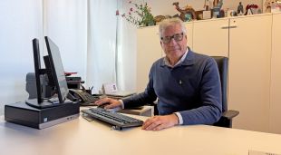 Josep Maria Martínez Chinchilla al seu despatx de l'Ajuntament de Roses