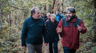 A l'esquerra, el conseller Espadaler, en l'acte d'aquest dissabte a La Vajol