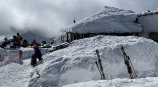 Refugi del Niu de l'Àliga, a l'estació de La Molina (Cerdanya) on es veuen gruixos de neu acumulada