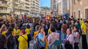 El moment en que els blocs han convergit davant la seu de la Generalitat