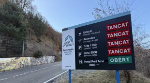 Un rètol indicant que l'estació de Port Ainé està tancada