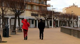 Una parella passejant per l'Escala, aquest matí