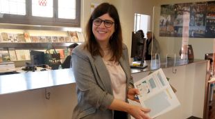 La vicealcaldessa de Girona, Gemma Geis, amb els llibrets dels itineraris ludificats