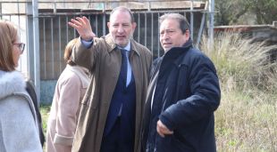 El conseller de Justícia, Ramon Espadaler, amb l'alcalde de Santa Coloma de Farners, Pep Prat