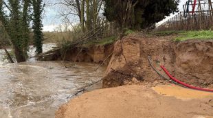 El riu Ter ha destrossat la mota de Gualta i afecta un camp de pomeres després dels aiguats del cap de setmana