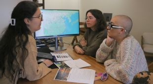 Dues clientes a l'agència Viñolas de Figueres